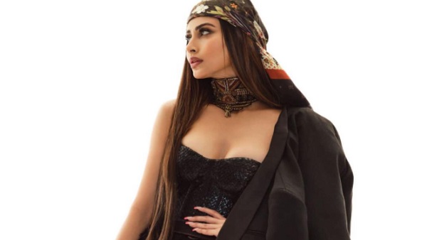 सोशल मीडिया पर काफी फेमस हैं मौनी रॉय