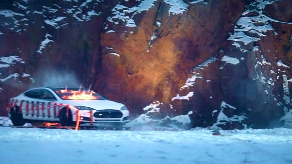 गाड़ी के उड़ गए परखच्चे, दुनिया का ध्यान खींचना था लक्ष्य गाड़ी के उड़ गए परखच्चे, दुनिया का ध्यान खींचना था लक्ष्य