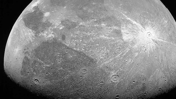 चंद्रमाओं पर है फोकस