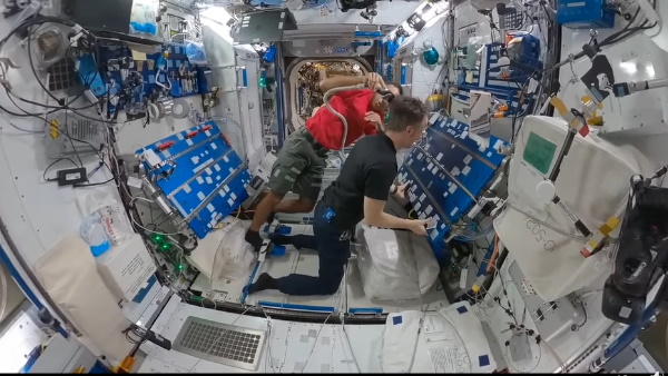 स्पेस में बाल काटना इसलिए है मुश्किल स्पेस में बाल काटना इसलिए है मुश्किल