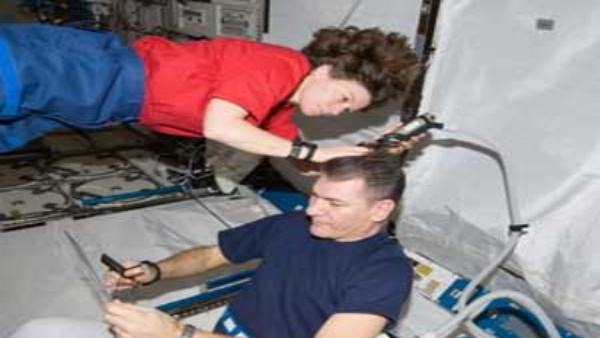 स्पेस में महिलाओं के बाल होते हैं छोटे स्पेस में महिलाओं के बाल होते हैं छोटे