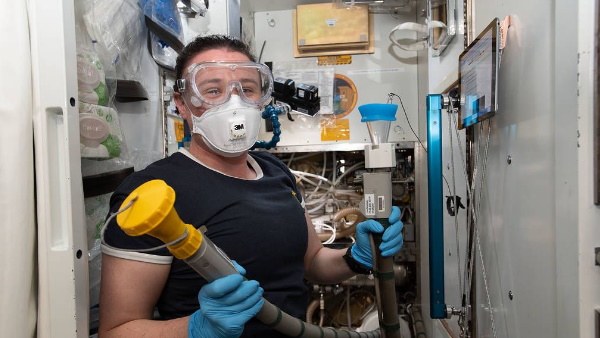 एस्ट्रोनॉट स्पेस स्टेशन में नहाते नहीं हैं एस्ट्रोनॉट स्पेस स्टेशन में नहाते नहीं हैं