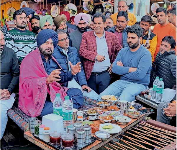 खाट पर बैठकर खाया खाना