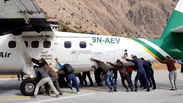 पंचर हो गया था विमान का टायर