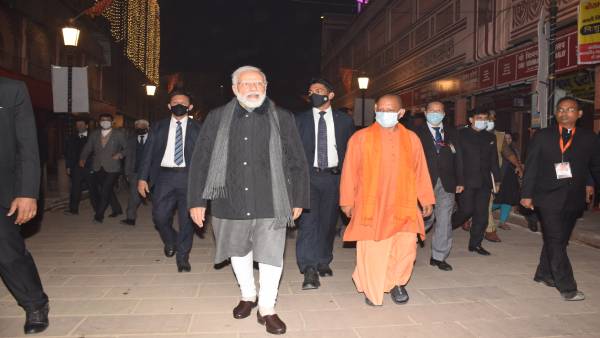 आधी रात को जनता का प्रधानमंत्री जनता के बीच