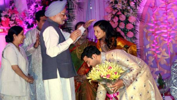 अगल-बगल जेटली-सुषमा और बीच में मनमोहन