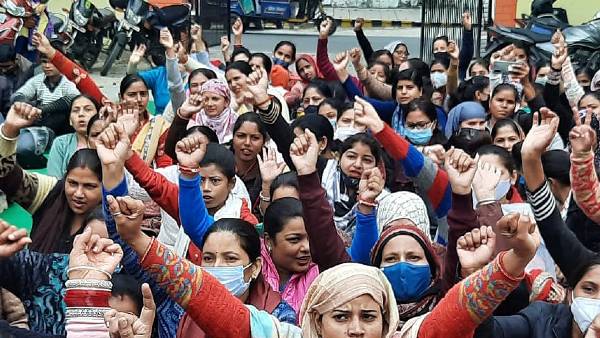 स्वास्थ्यकर्मियों की हड़ताल जारी स्वास्थ्यकर्मियों की हड़ताल जारी