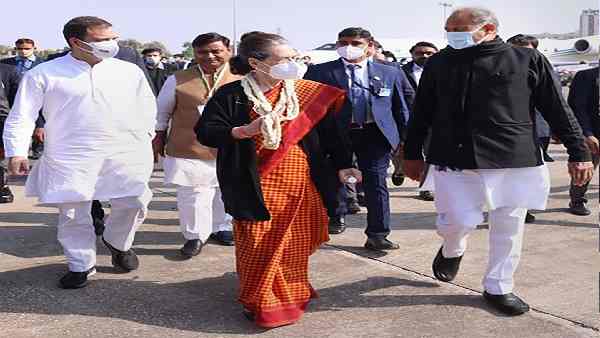 कांग्रेस विपक्ष को नेतृत्व देने से क्यों पिछड़ रही है ?