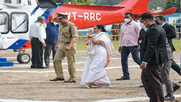 ममता बनर्जी अपने लिए कर रही हैं बैटिंग