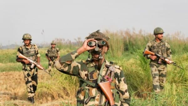 Now Pakistan infiltrated in Gujarat, BSF jawans seized 11 boats Now Pakistan infiltrated in Gujarat, BSF jawans seized 11 boats