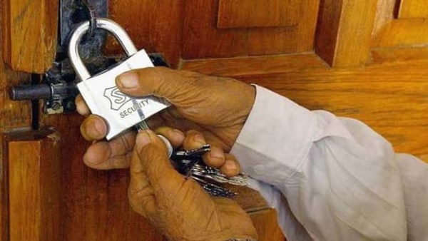 बुजुर्ग मां को घर में बंद कर घूमने चला गया बेटा