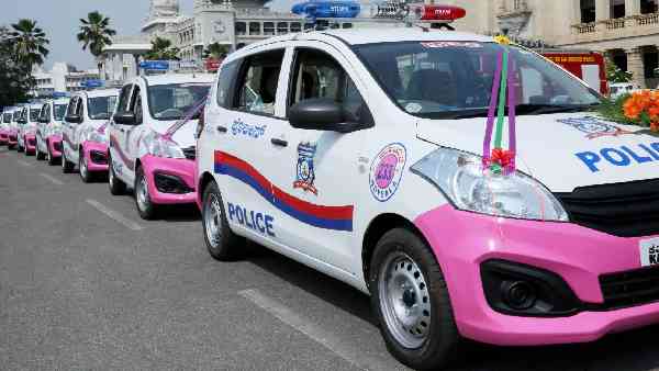 पिंक पुलिस की अफसर ने मोबाइल चोरी का आरोप लगाया था