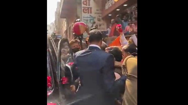 पीएम मोदी की एक झलक पाने के लिए उमड़ी भीड़