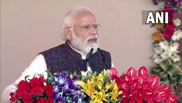 लाल टोपी का जिक्र कर मोदी ने अखिलेश पर किया हमला लाल टोपी का जिक्र कर मोदी ने अखिलेश पर किया हमला