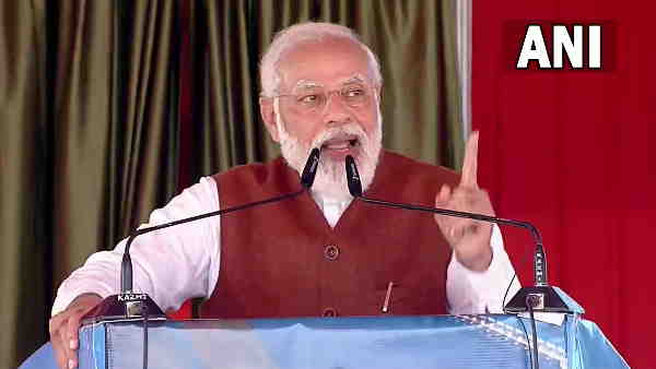 पीएम मोदी के अकाउंट से हुए दो Tweet
