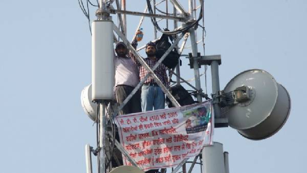 CM आवास के पास मोबाइल टॉवर पर चढ़े शिक्षक