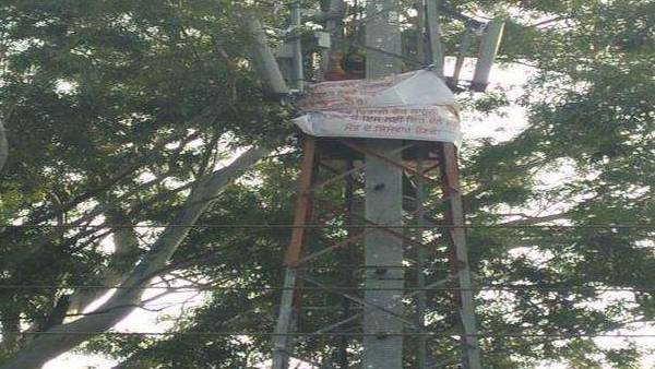 अपनी मांगों को लेकर प्रदर्शन कर रहे शिक्षक