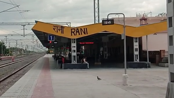 बच्चे को बुलाकर खाना खिलाया