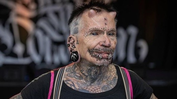 आंखों में टैटू