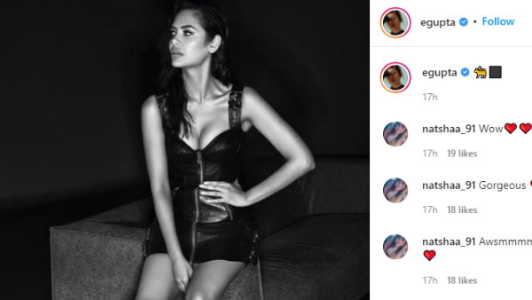 सोफे पर बैठकर दिया पोज