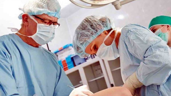 स्तनों का साइज बढ़ाने के लिए करवाई सर्जरी