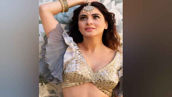 बिकिनी और चूड़ा पहनकर किया डांस