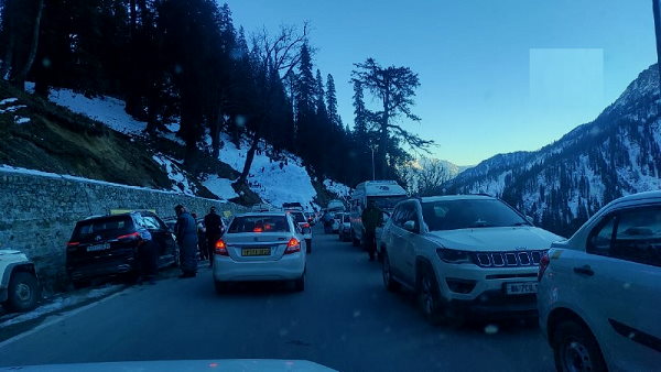 हिमाचल के इस खूबसूरत गांव में उमड़े सैलानी