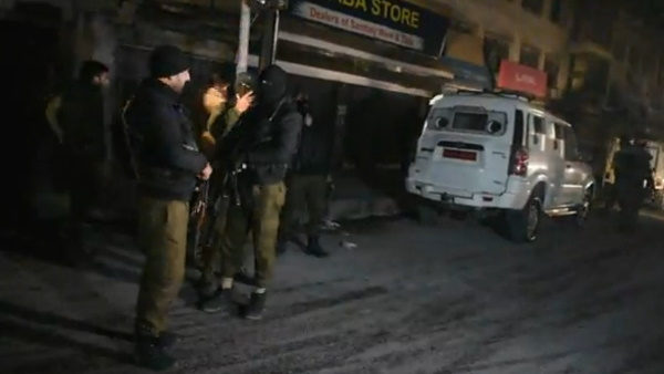 Traffic Police personnel injured after terrorists fired upon him in Srinagar Traffic Police personnel injured after terrorists fired upon him in Srinagar