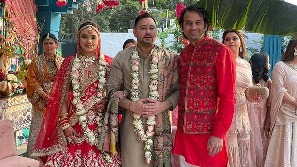 अखिलेश भी अपनी पत्‍नी के साथ शादी में आए 