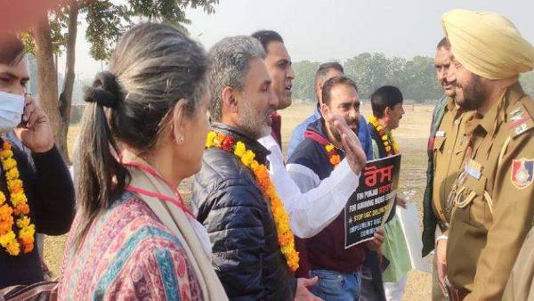 मटका चौक पर शिक्षकों का प्रदर्शन