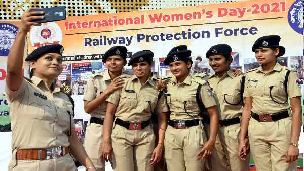 महिला यात्रियों की सुरक्षा पर रेलवे का खास जोर