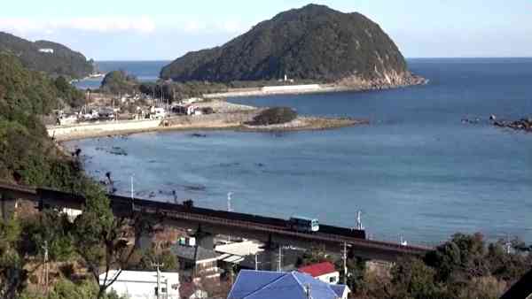 डीएमवी में रबर और लोहे दोनों पहिये लगे हैं