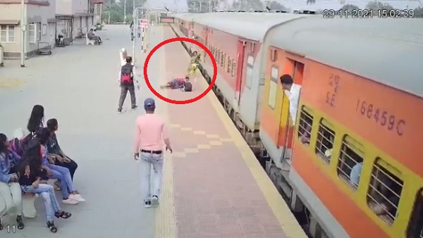 ट्रेन से उतरते वक्त गिर जाती हैं दोनों महिलाएं ट्रेन से उतरते वक्त गिर जाती हैं दोनों महिलाएं