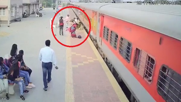 RPF जवान और स्टेशन पर मौजूद लोगों ने बचाई जान RPF जवान और स्टेशन पर मौजूद लोगों ने बचाई जान