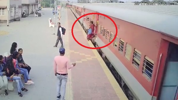 रेलवे की वॉर्निंग के बाद भी हो रही हैं घटनाएं रेलवे की वॉर्निंग के बाद भी हो रही हैं घटनाएं