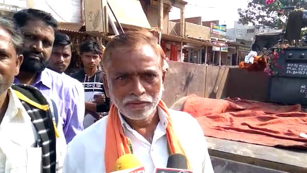 ग्रामीणों ने की नारेबाजी