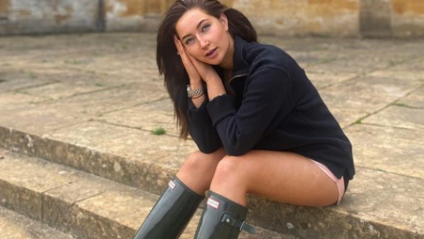 अचानक खींच दिया टीवी स्टार का टॉप