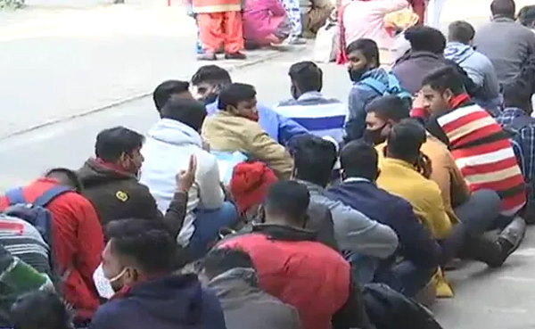 ग्वालियर में हजारों लोग नौकरियां पाने उमड़े ग्वालियर में हजारों लोग नौकरियां पाने उमड़े