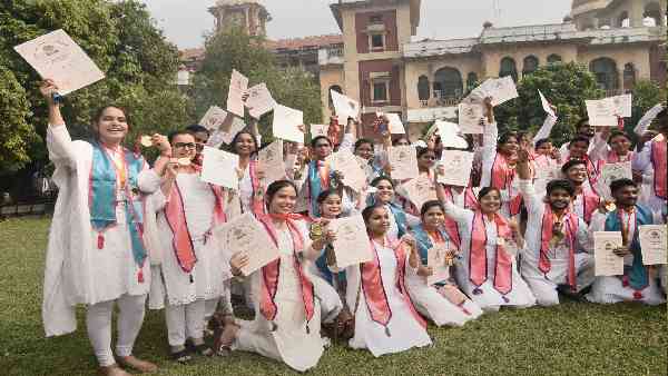 'लड़कियों के कल्याण के नजरिए से प्रस्ताव'