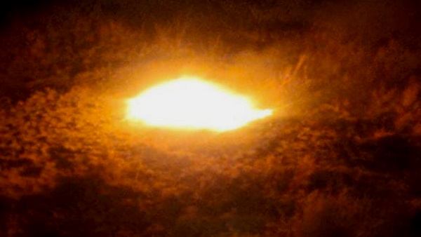 चारों तरफ विमान के टुकड़ों में लगी थी आग