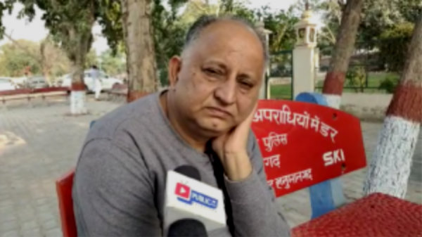 घर में रखने से इनकार कर रहे