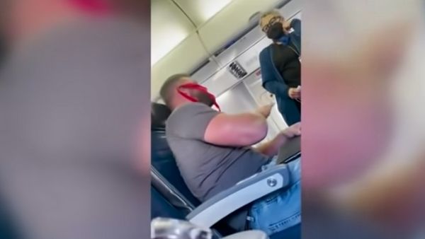 अंडरवियर पहनकर फ्लाइट में बैठा