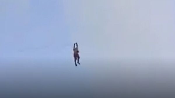 पतंग के साथ उड़ने लगा शख्स