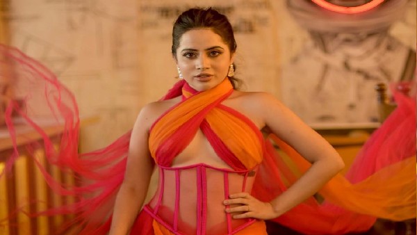 रेड और ऑरेंज ड्रेस में उर्फी का जलवा 