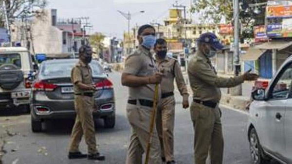 पुलिस ने भीड़ को तितर-बितर कर भगा दिया