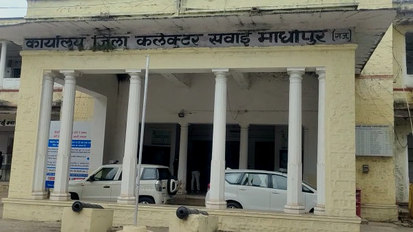  होटल रोड पर लगाए गए बैरिकेड