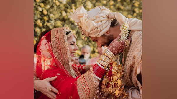 दुल्हन के लाल जोड़े में कैटरीना कैफ लग रही बेदह खूबसूरत दुल्हन के लाल जोड़े में कैटरीना कैफ लग रही बेदह खूबसूरत