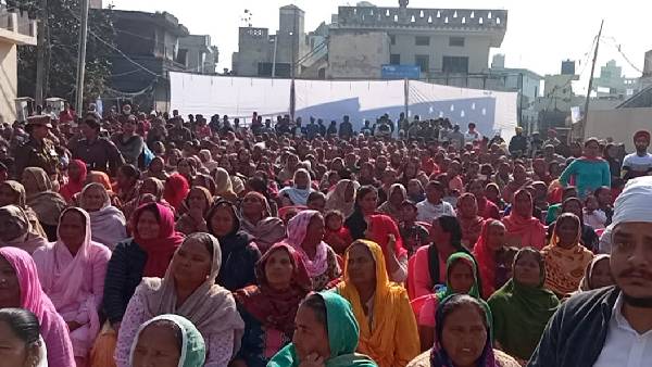 महिलाओं को किया सम्बोधित