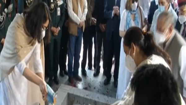 बेटियों ने दी मुखाग्नि 