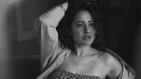 गुरु रंधावा भी हैं गाने में